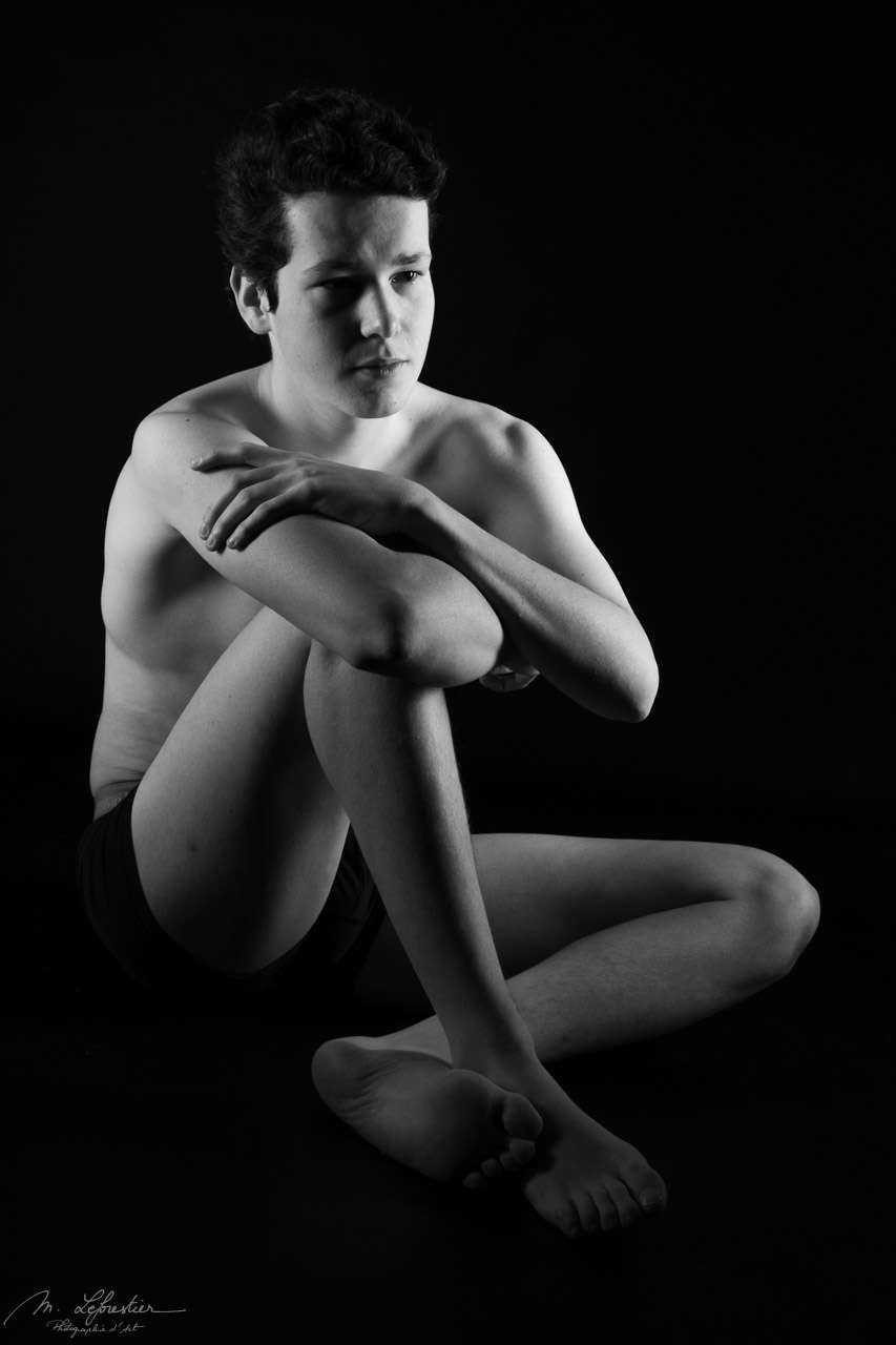 Welkom op mijn fotostudio! Mannen in de fotostudio black and white picture of a man in the photostudio img 9564